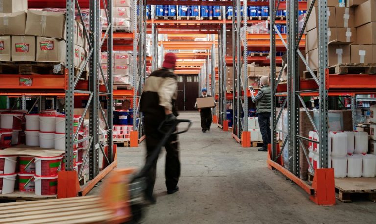 almacenar productos pesados en racks
