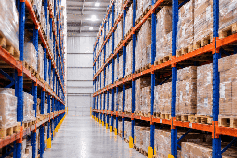 ¿Cómo aumentar la capacidad de almacenamiento con rack selectivo en pasillos estrechos