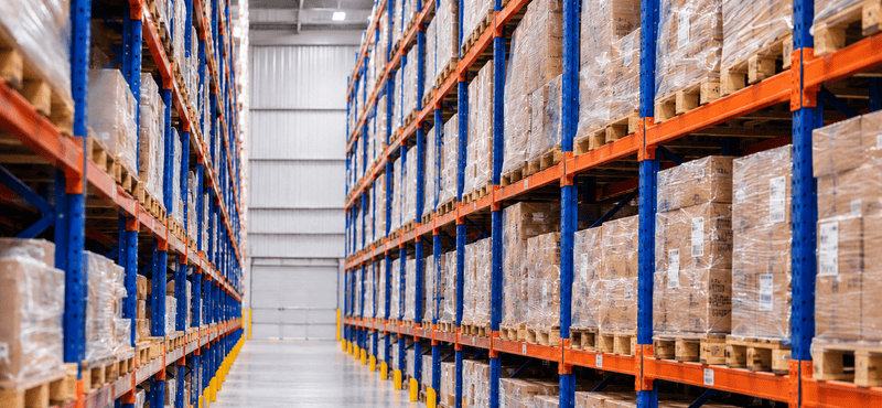 ¿Cómo aumentar la capacidad de almacenamiento con rack selectivo en pasillos estrechos